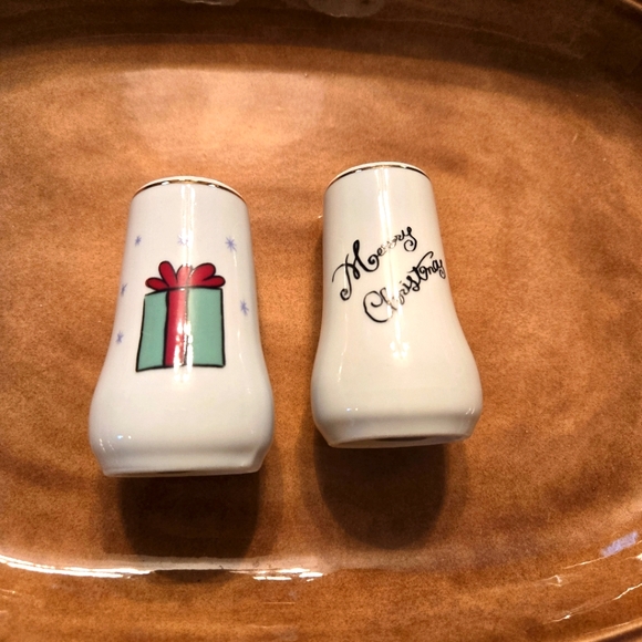 NWOT, Vintage, Merry Christmas Salt & Pepper Shakers with Green & Red Gift - Picture 2 of 3